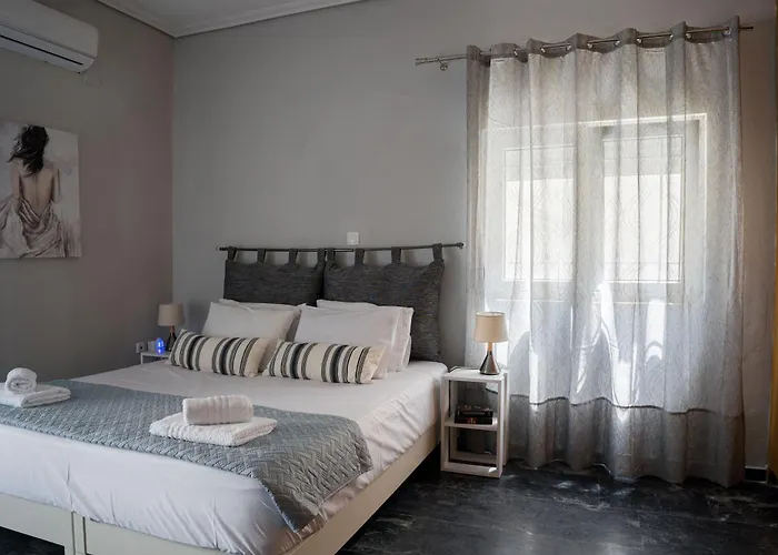 Chrispa's House Beachfront Bliss & Stunning Views *