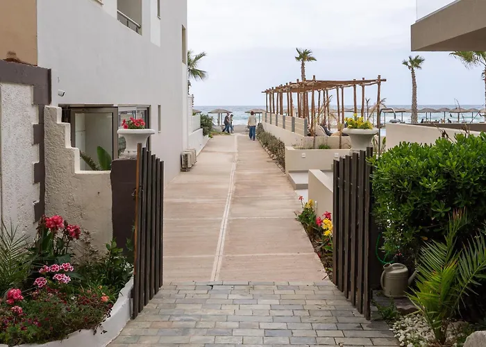 Chrispa's House Beachfront Bliss & Stunning Views