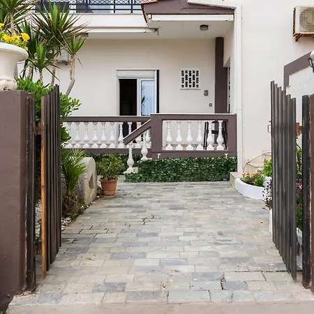 Chrispa's House Beachfront Bliss & Stunning Views Апартаменты *