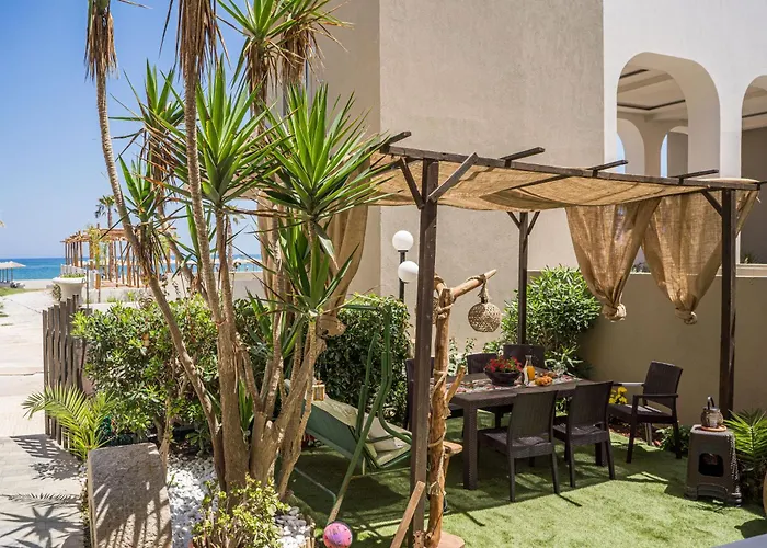 Chrispa's House Beachfront Bliss & Stunning Views *