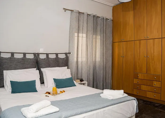 Chrispa's House Beachfront Bliss & Stunning Views