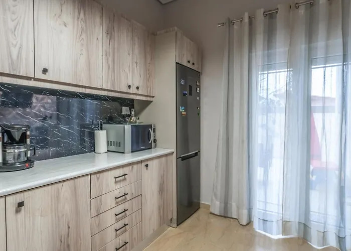 Chrispa's House Beachfront Bliss & Stunning Views Апартаменты