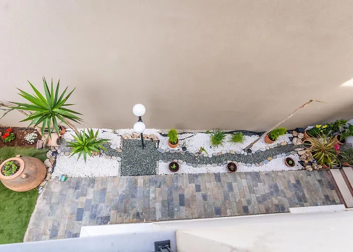 Chrispa's House Beachfront Bliss & Stunning Views *