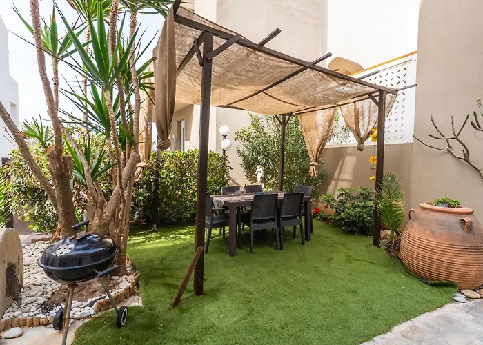 Chrispa's House Beachfront Bliss & Stunning Views Apartment